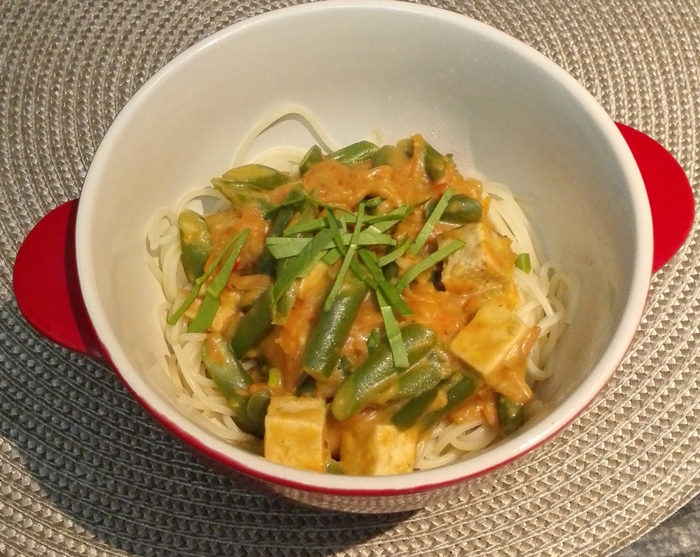 Spicy peanut, tofu, green beans and carrot